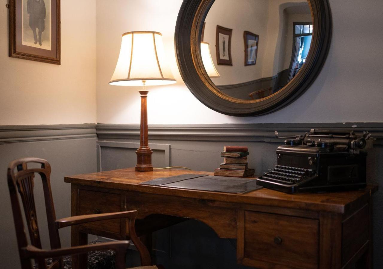 The Bear, Cowbridge酒店 外观 照片